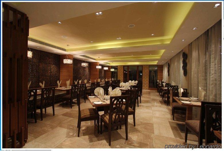 Hotel Riverview Ahmedabad Restaurant bilde